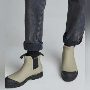 The Everlane Rain Boot in Stone size 9